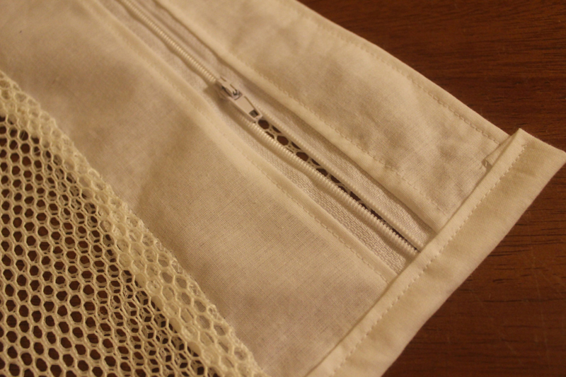 White bleaching zippered mesh laundry lingerie bag