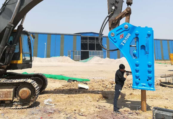 Maintenance and installation of hydraulic breakers for customers