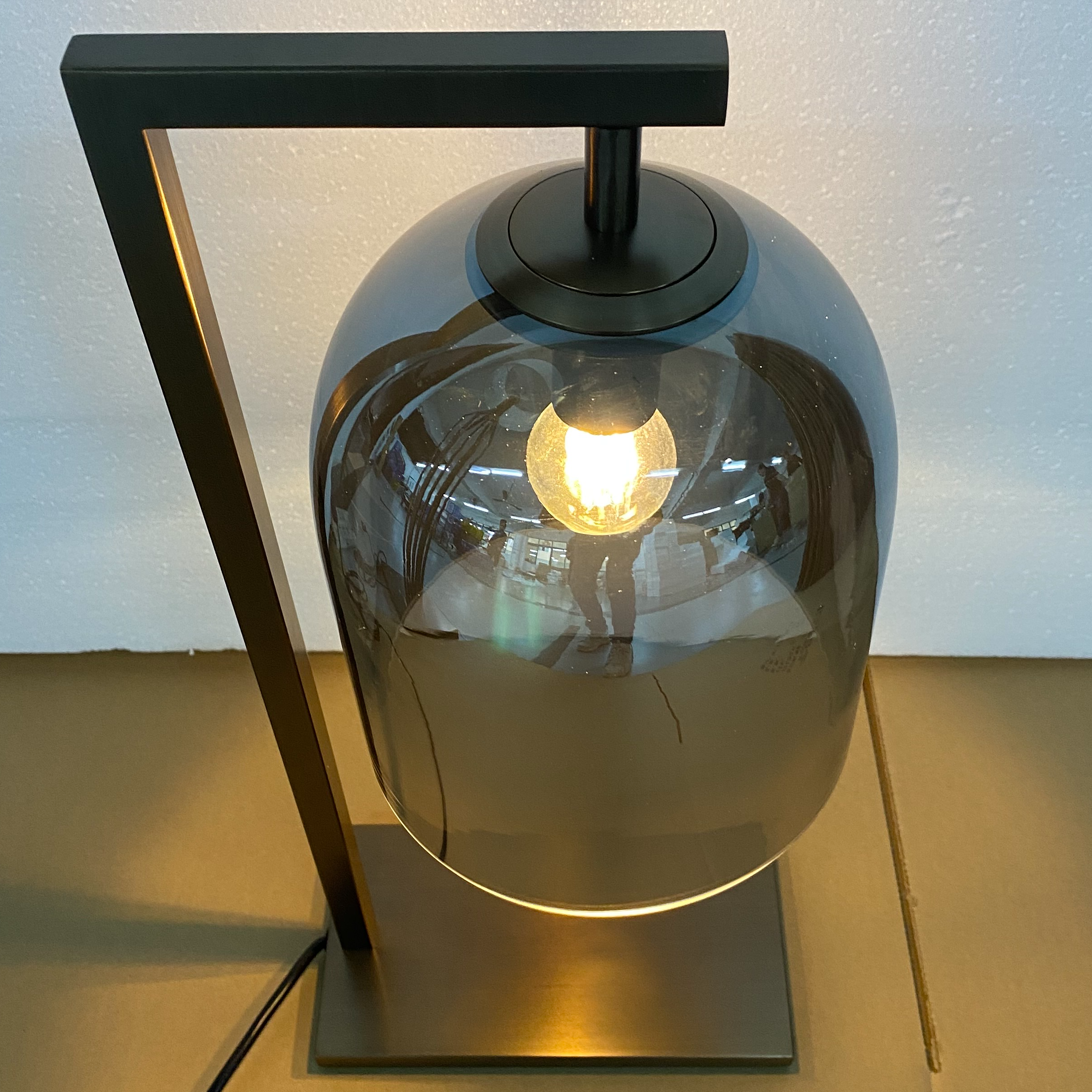 Необычная привлекательная настольная лампа из дымчатого стекла, подходящая для общежития (KYT-13T)