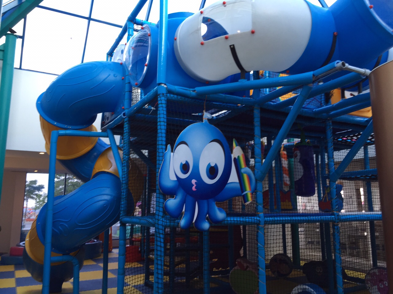 Aire de jeu douce pour enfants à thème bleu