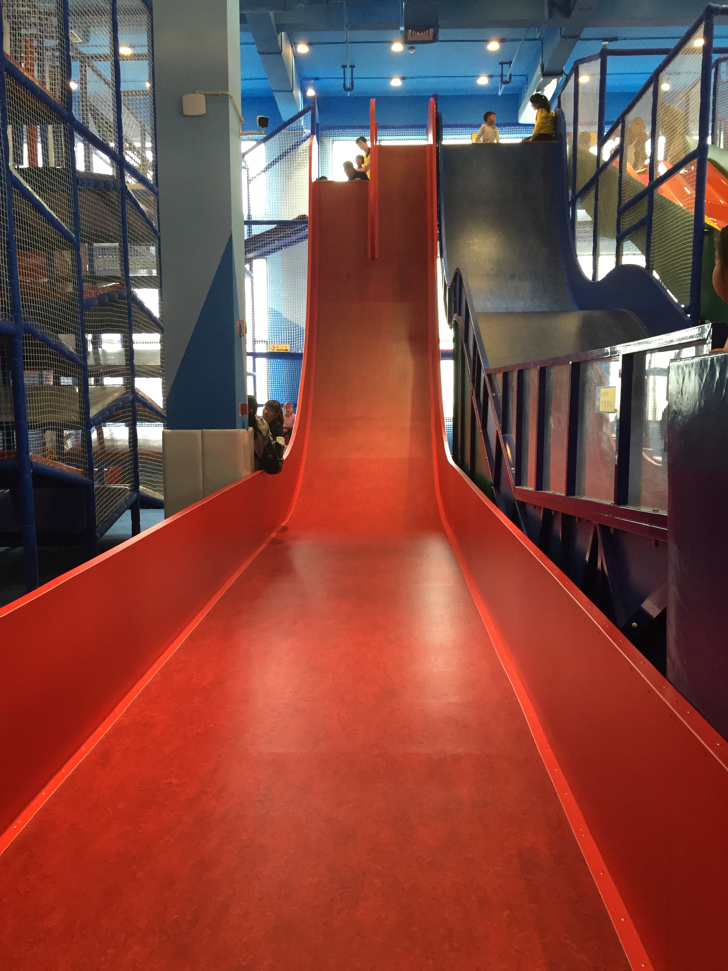 Slides verticais de playground interno da China