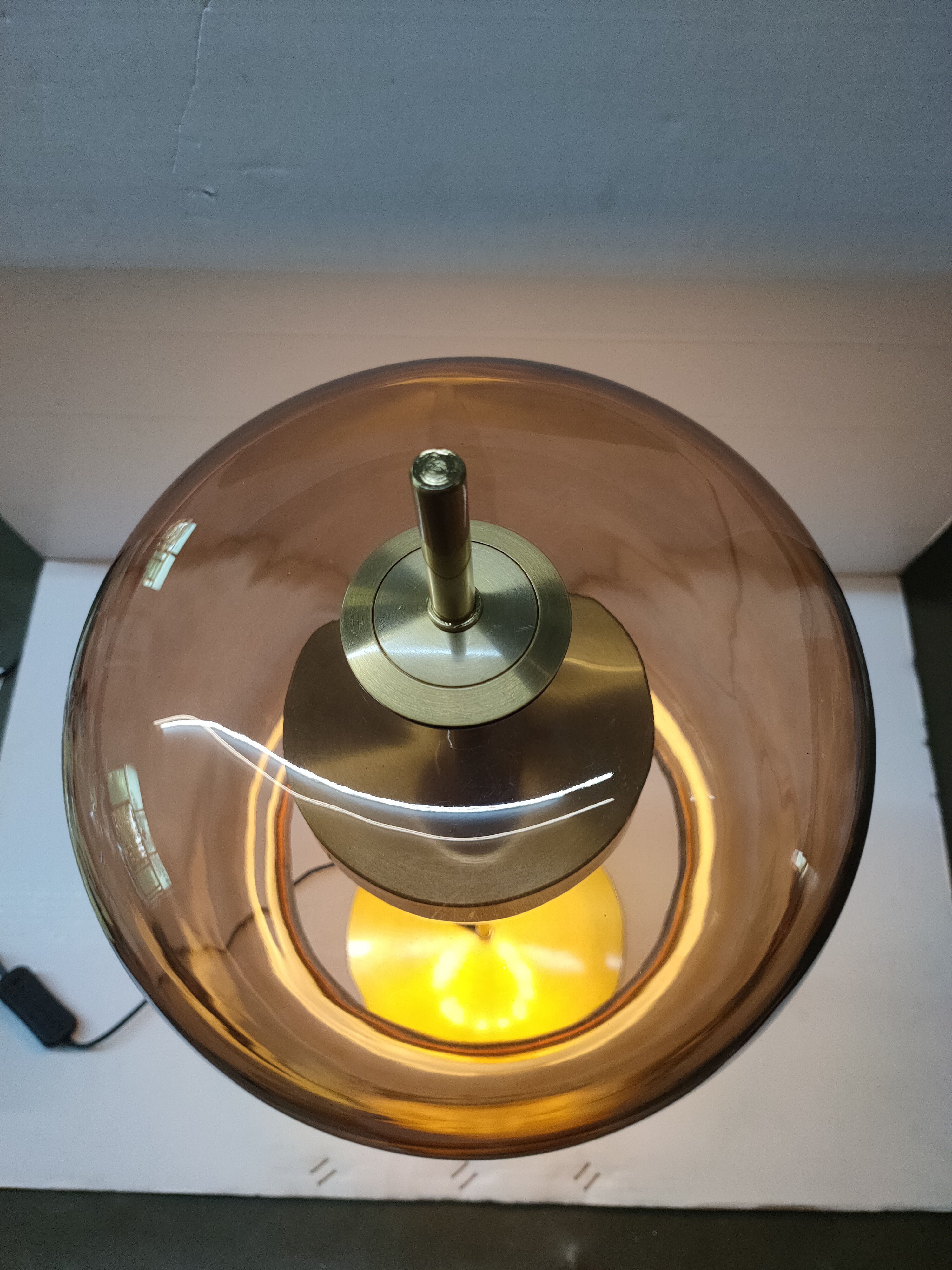 Современная настольная лампа из прозрачного янтарного золота из стекла в комнате (KIH-34T)