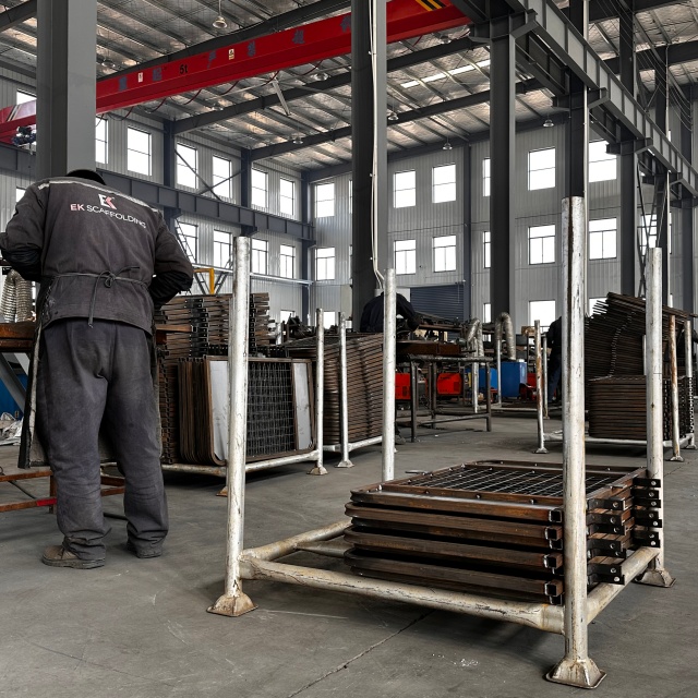 Im&aacute;genes de producci&oacute;n de puerta de acceso con escalera reversible 