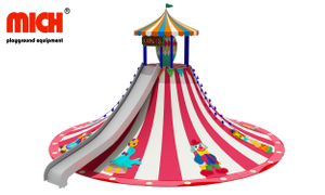 Estrutura de escalada ao ar livre de crianças com temas de circo com slides