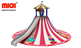 Structure d'escalade en plein air pour enfants sur le thème du cirque avec des diapositives