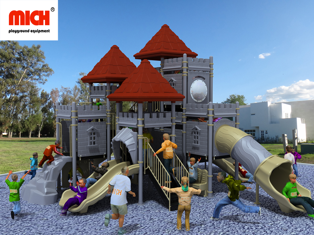 MICH crianças ao ar livre de vários slides playground