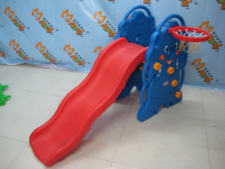 Slide plastik kecil dengan bola basket