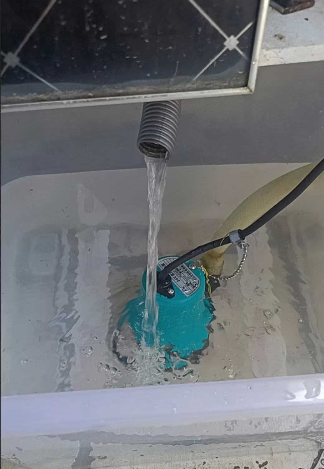 Applications Pompe de cale miniature &agrave; &eacute;nergie solaire DC12V BL aliment&eacute;e par batterie