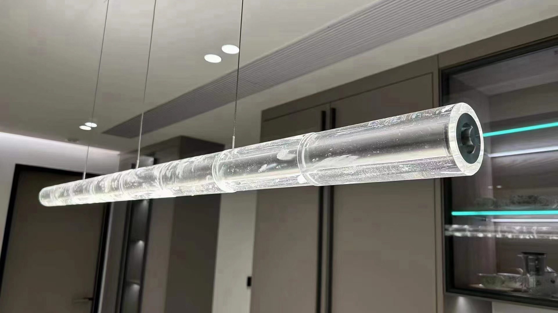 Горячая линия из дымчатого прозрачного акрилового стекла с подвесным светильником для виллы (KIZ-90P)
