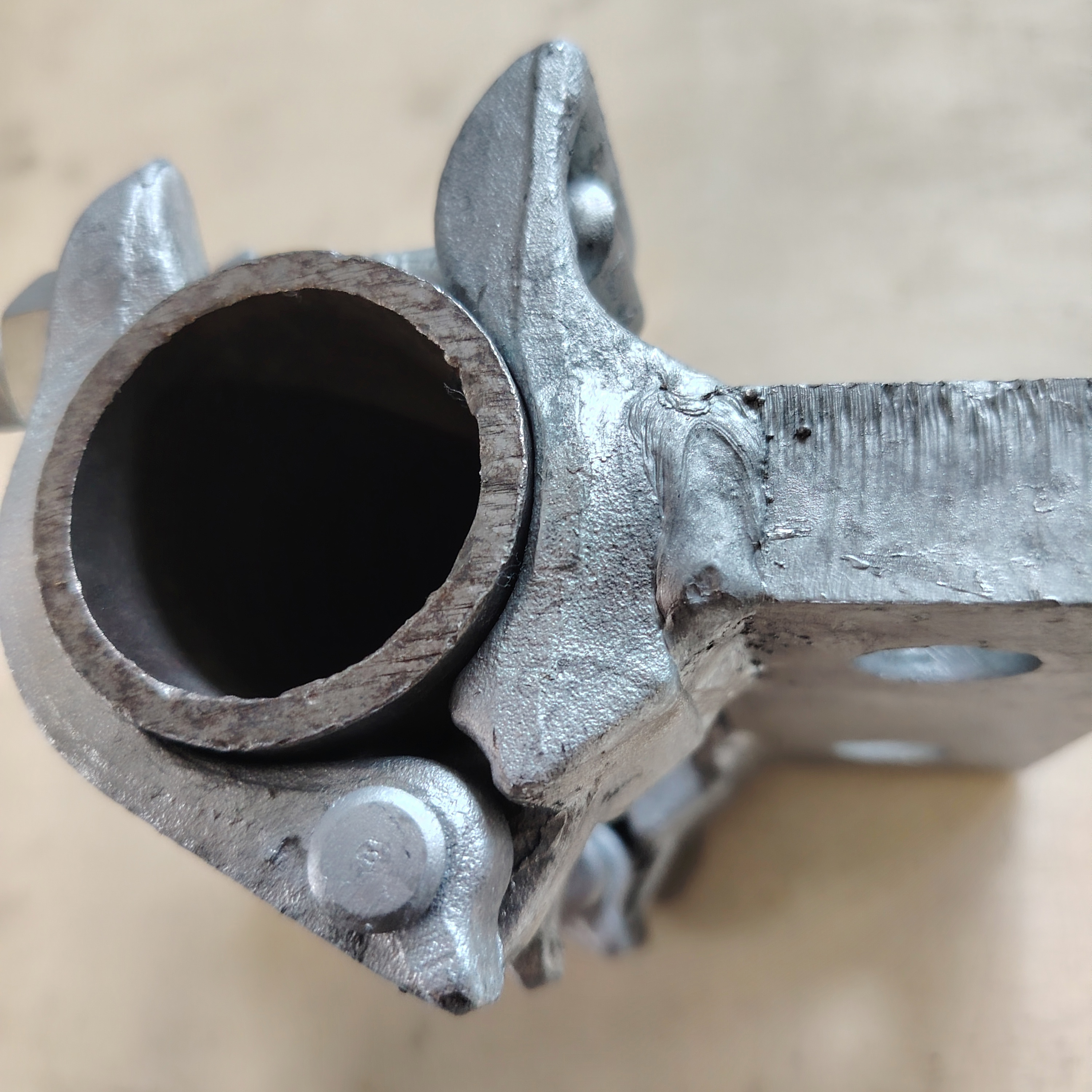 Abrazadera de andamio de forma especial con base personalizada