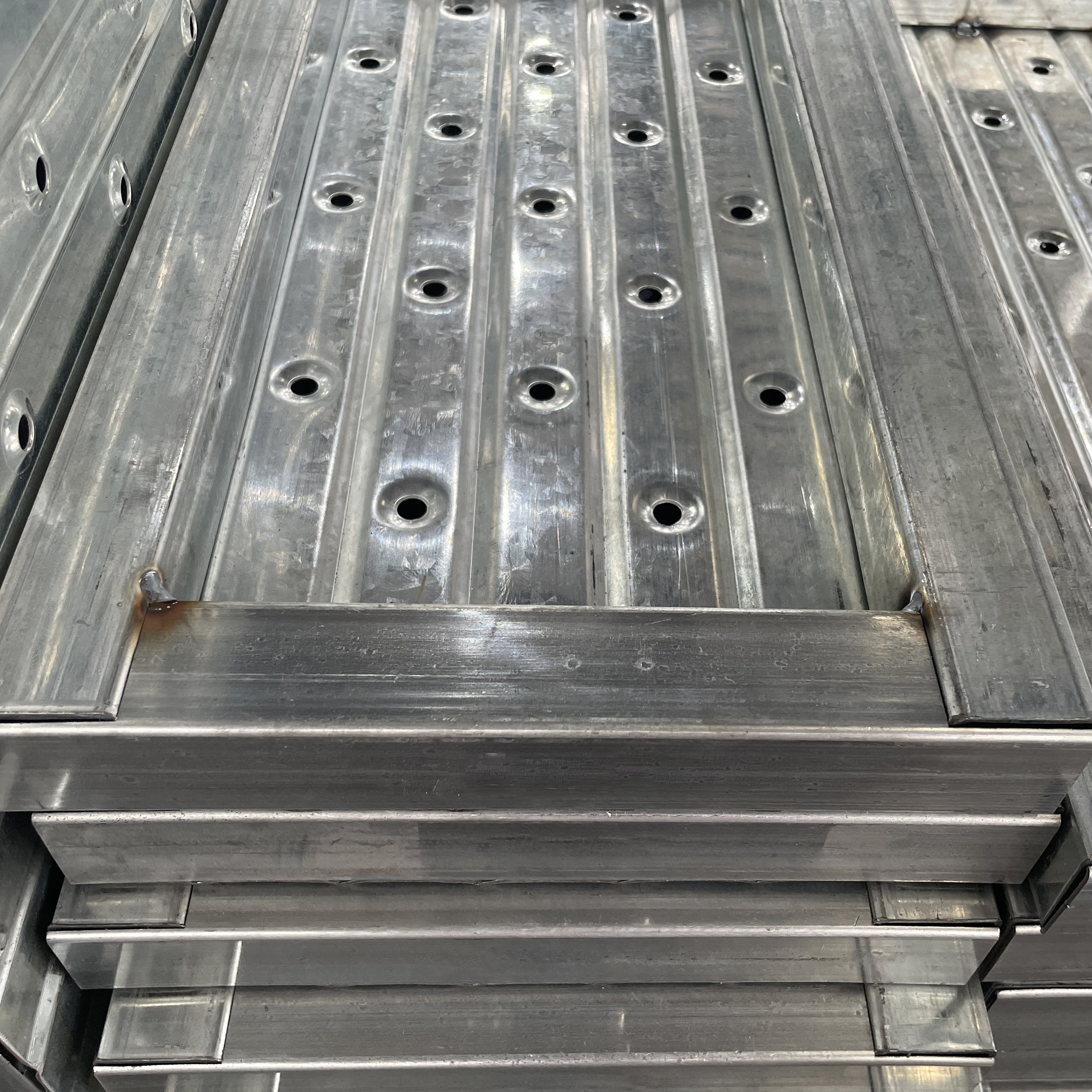 Закрытая стальная планка 