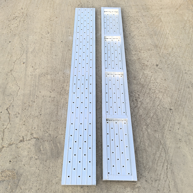 tabla colgada de andamio