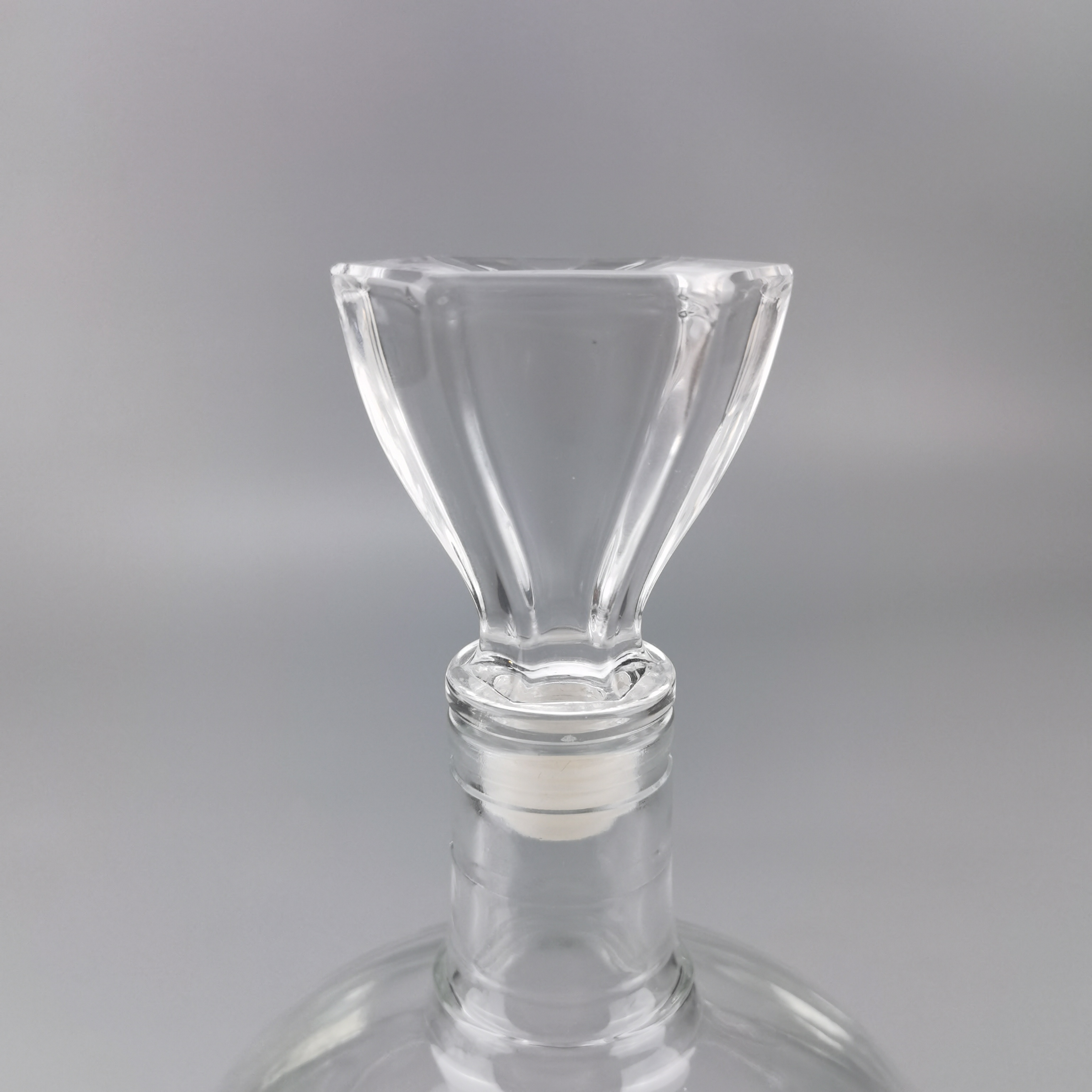Fan-Shaped Glass Stopper for Glass Wine Bottle 