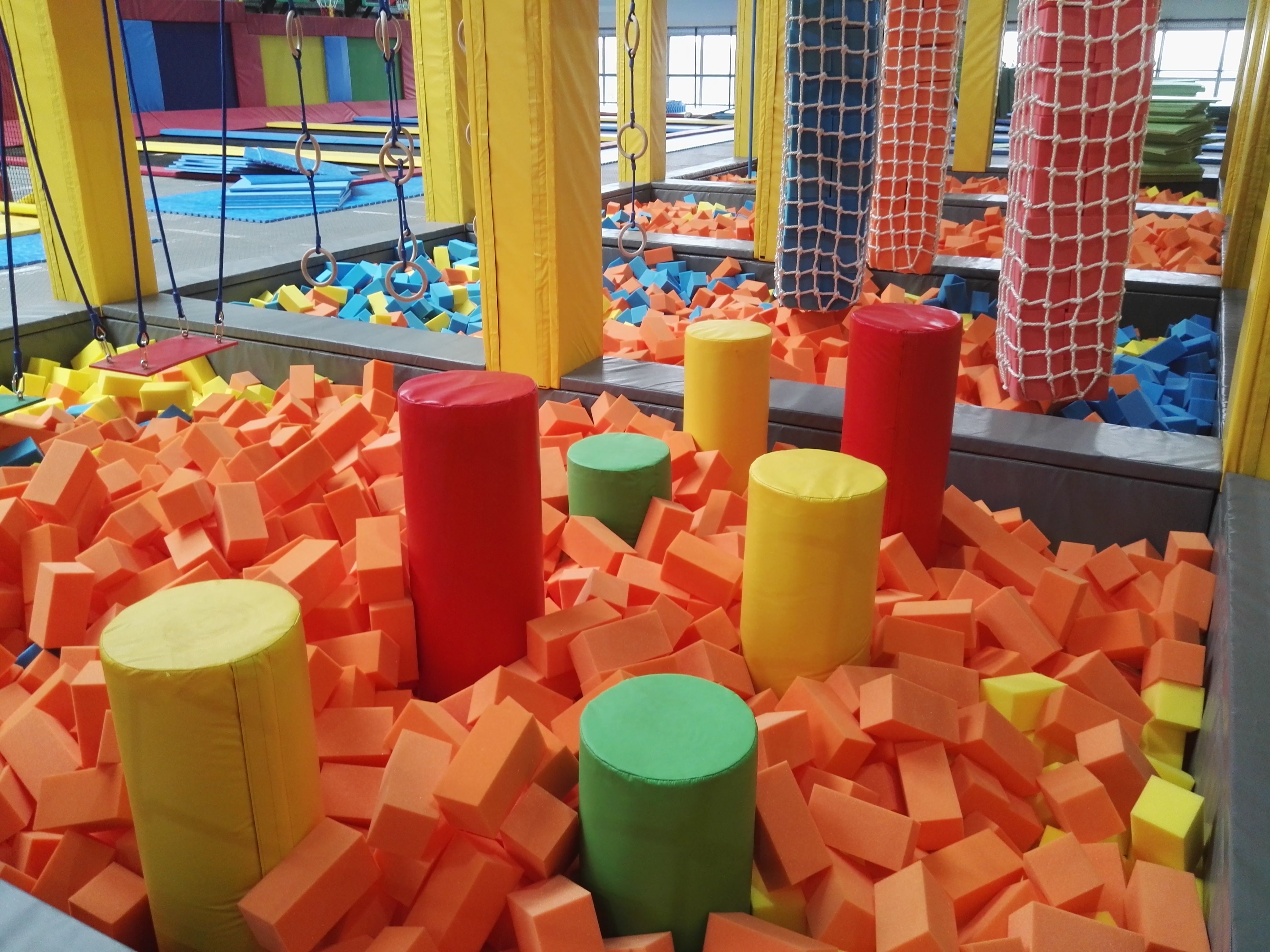 O que é a área de recreação suave em um playground interno?