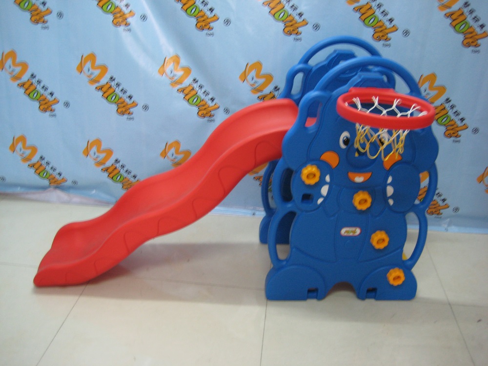 Slide plastik kecil dengan bola basket