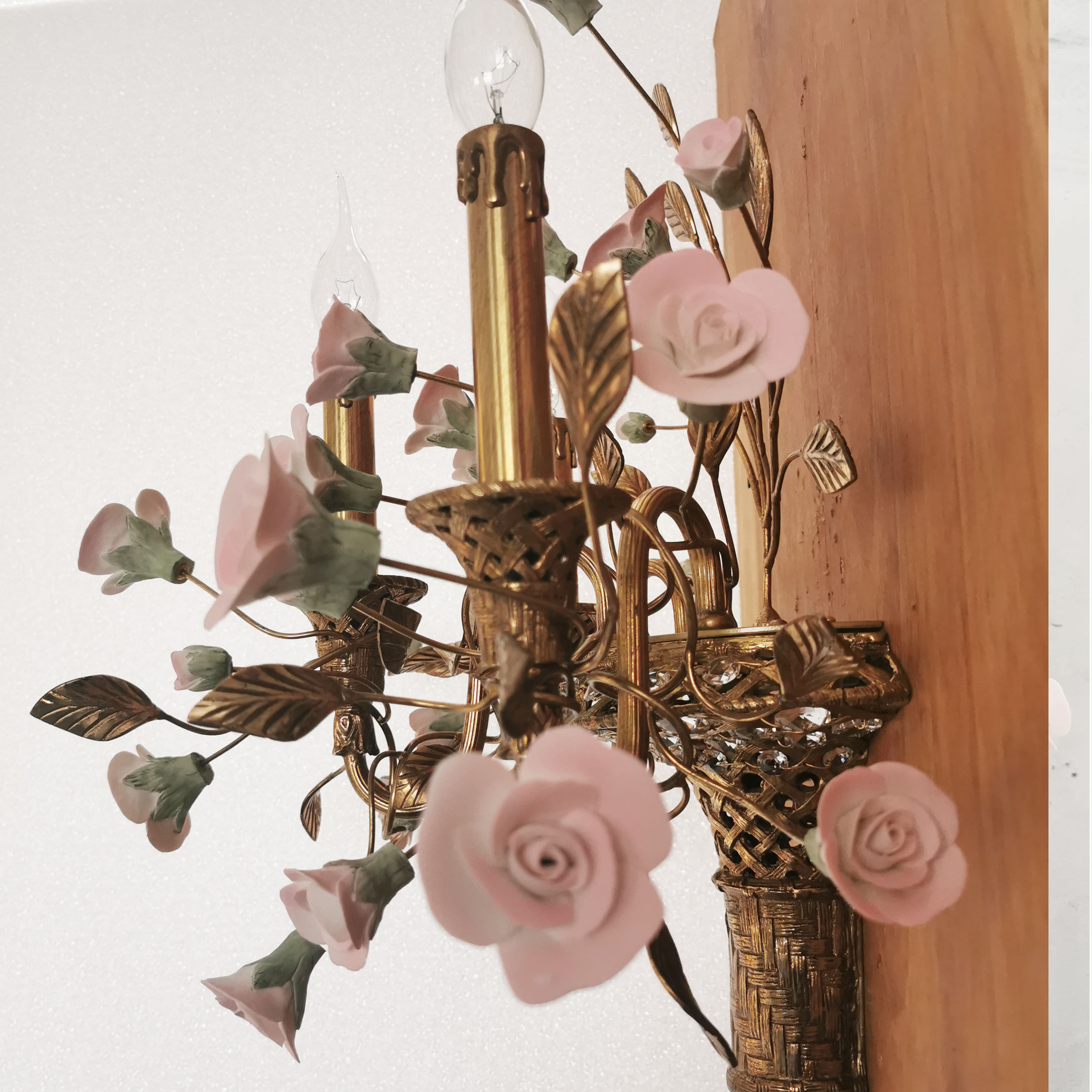 Роскошный настенный светильник из латуни с керамическим цветочным оформлением (KAFB0627-3)