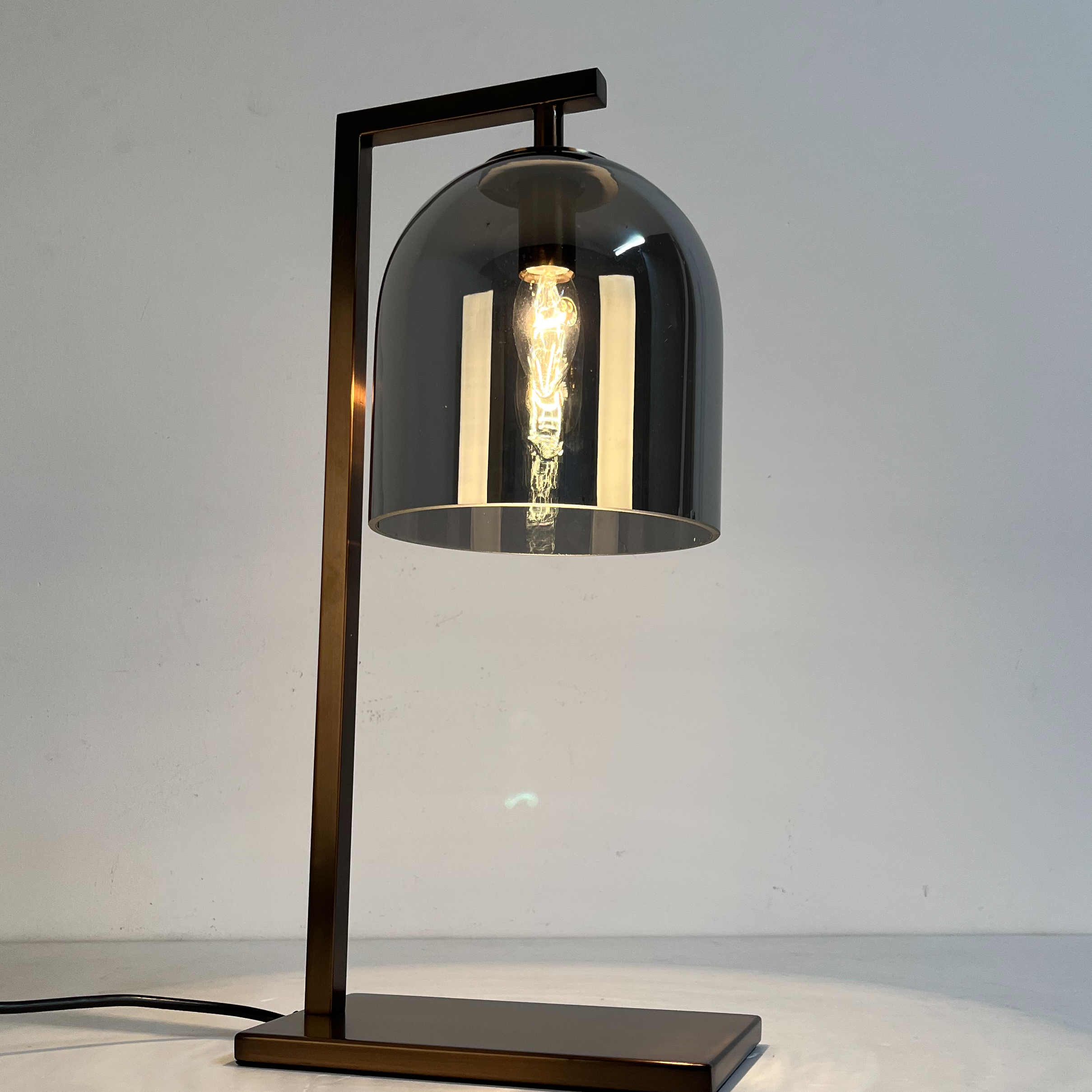 Необычная привлекательная настольная лампа из дымчатого стекла, подходящая для общежития (KYT-13T)