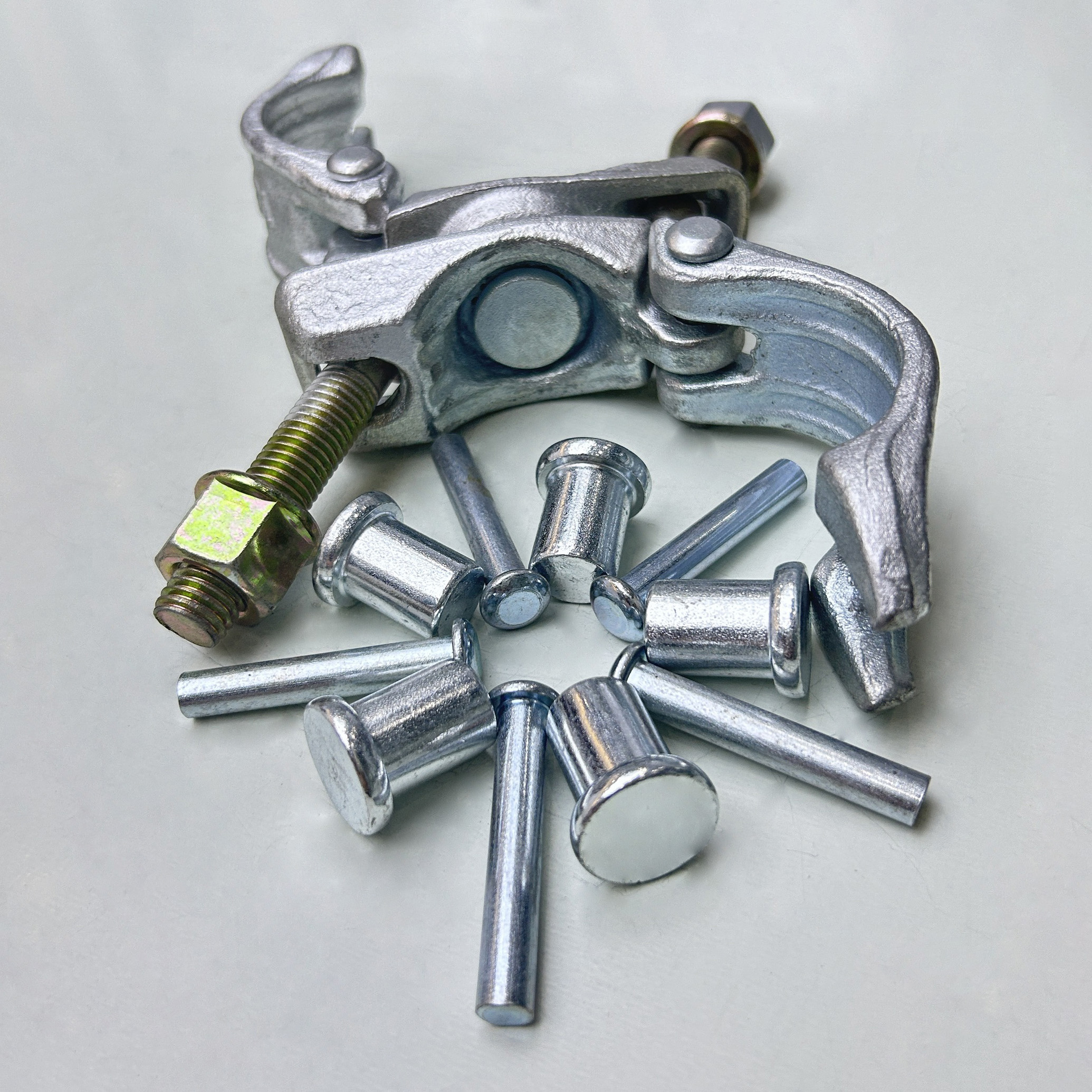 Remache de acoplador de andamio alemán