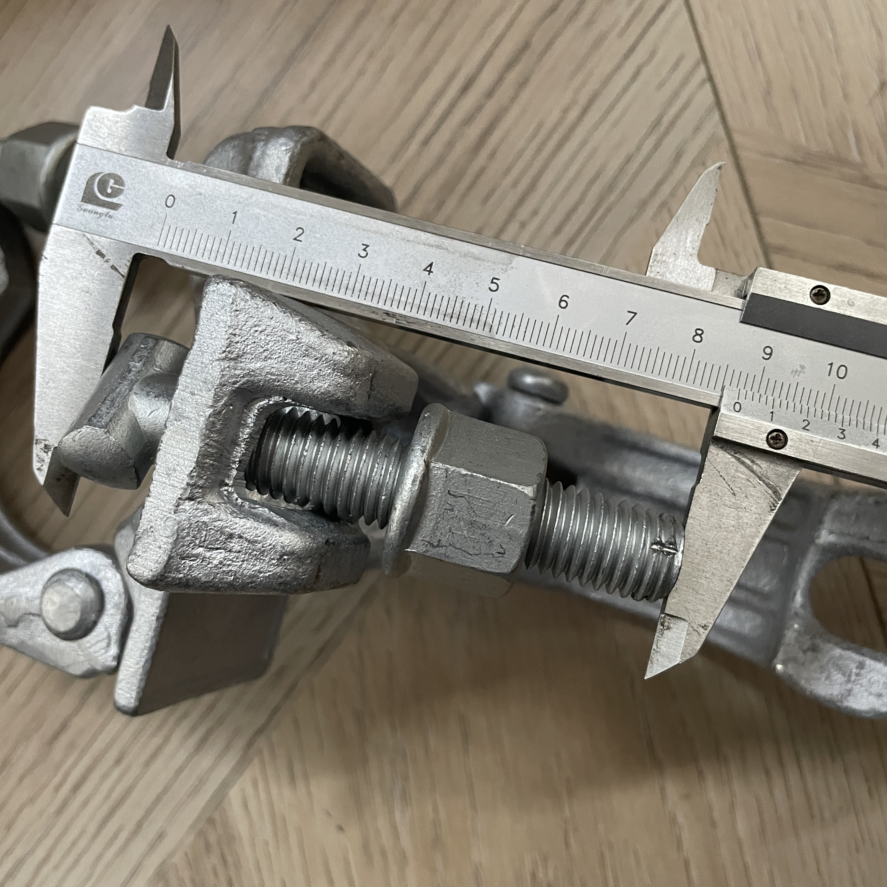 Abrazadera de andamio de forma especial 