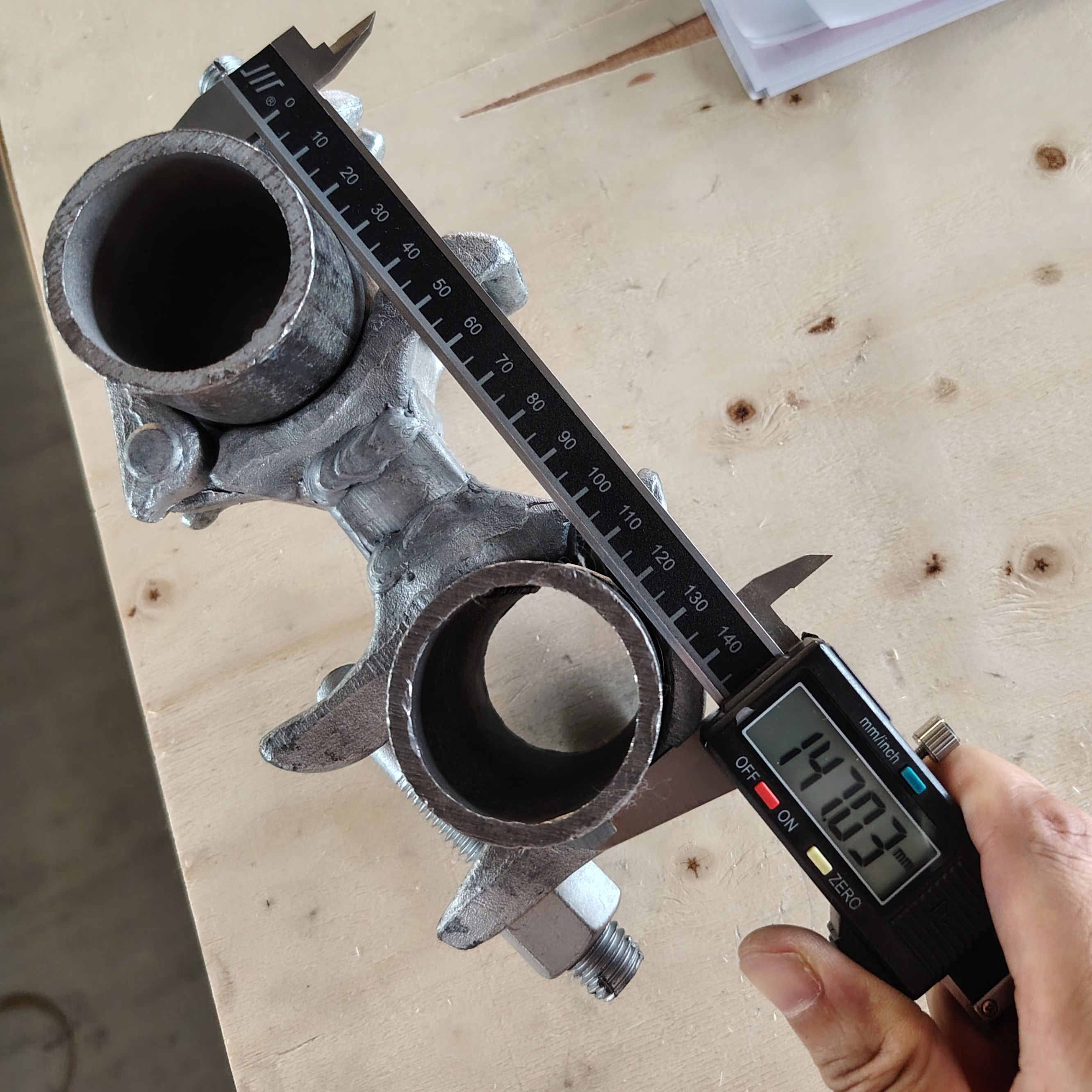 Зажим для лесов специальной формы, дистанционная муфта - 98 мм 