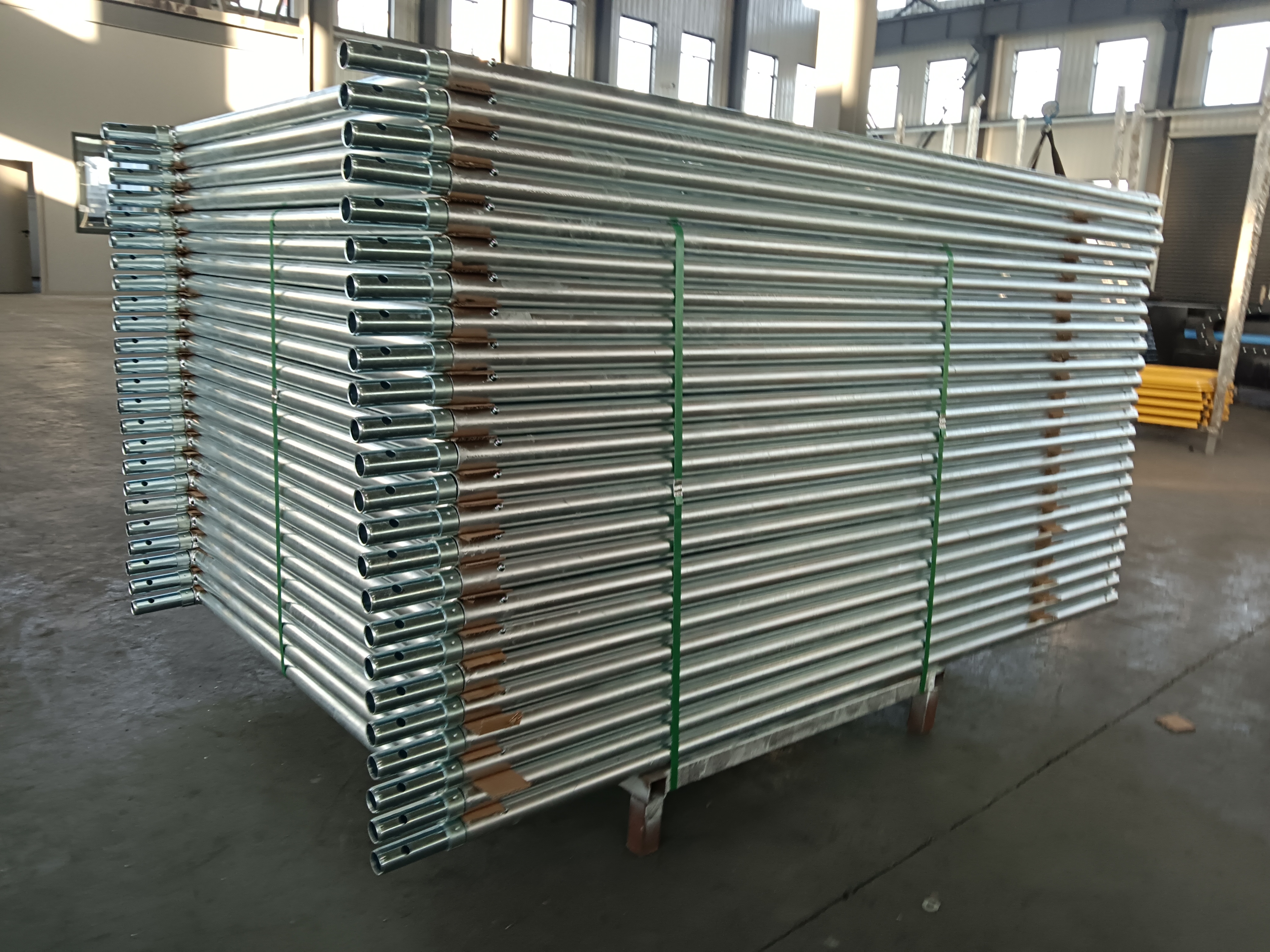 Оцинкованная прогулка через кадр