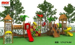 Playhouse de madeira ao ar livre com estrutura de escalada