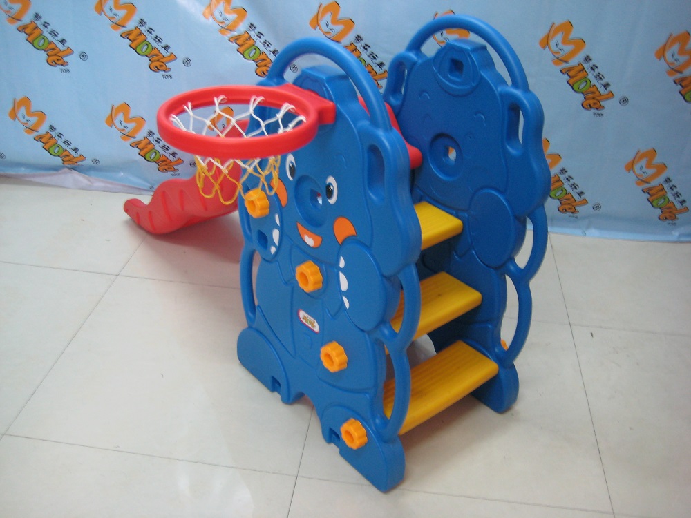 Kleine Plastikrutschen mit Basketball