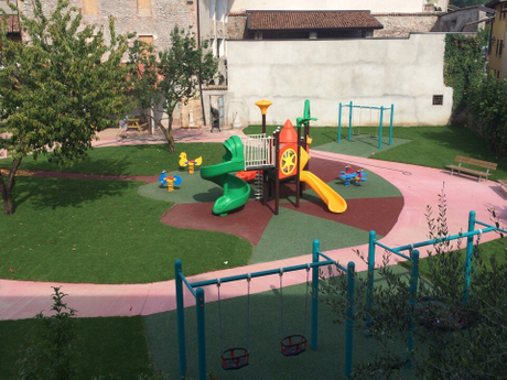 Oveja animada al aire libre mecedora de primavera al aire libre