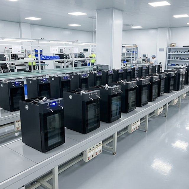 L&iacute;nea de producci&oacute;n de f&aacute;brica limpia con dispensadores de vino ensamblados listos para pruebas de calidad