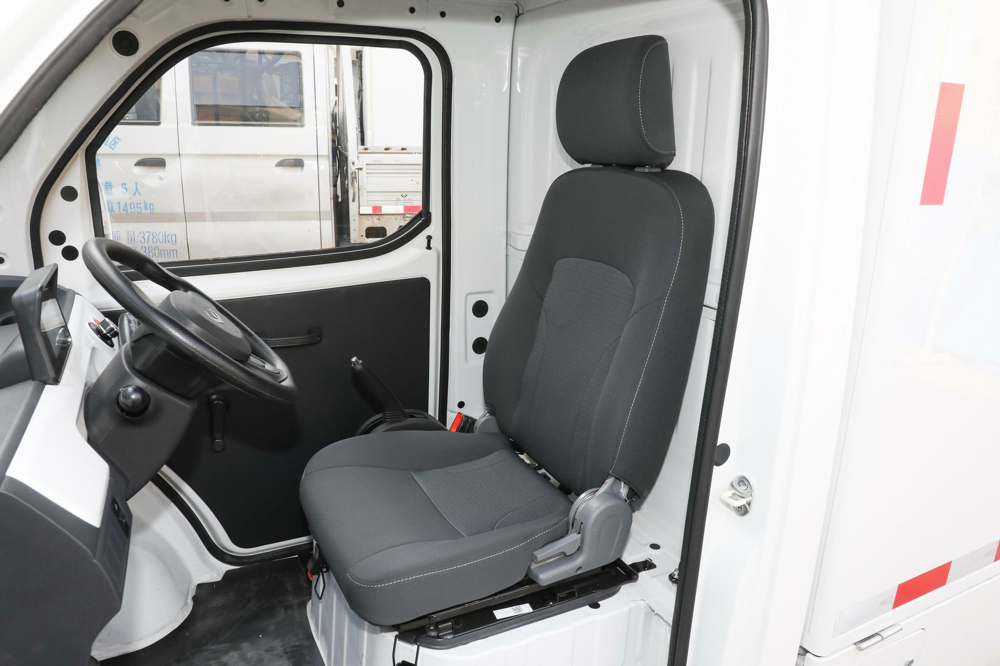 Supermercado Mini Cargo Electric Cargo Van Automatic EEC Camina con dirección RWD izquierda para una entrega eficiente realizada en China