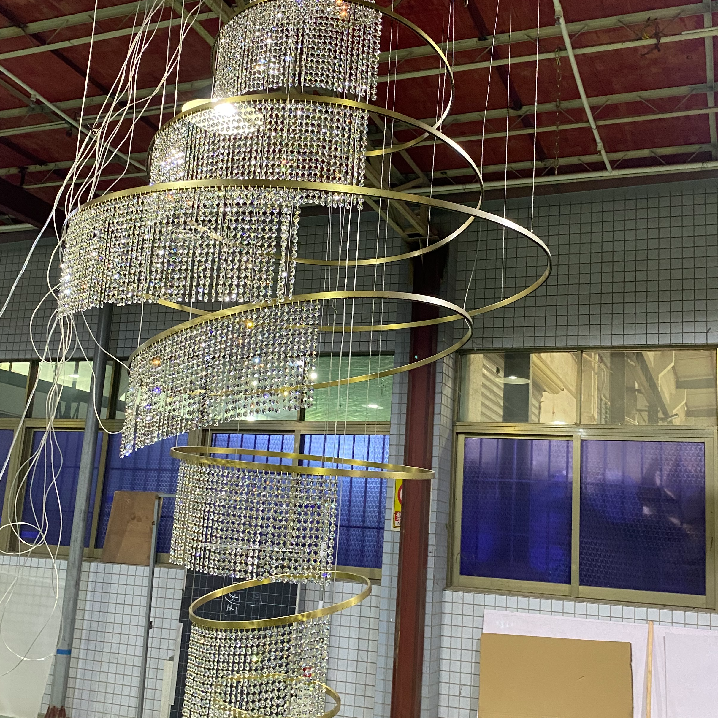Роскошный индивидуальный проект Впечатляющая золотая хрустальная люстра в зале (KIZ-61C)