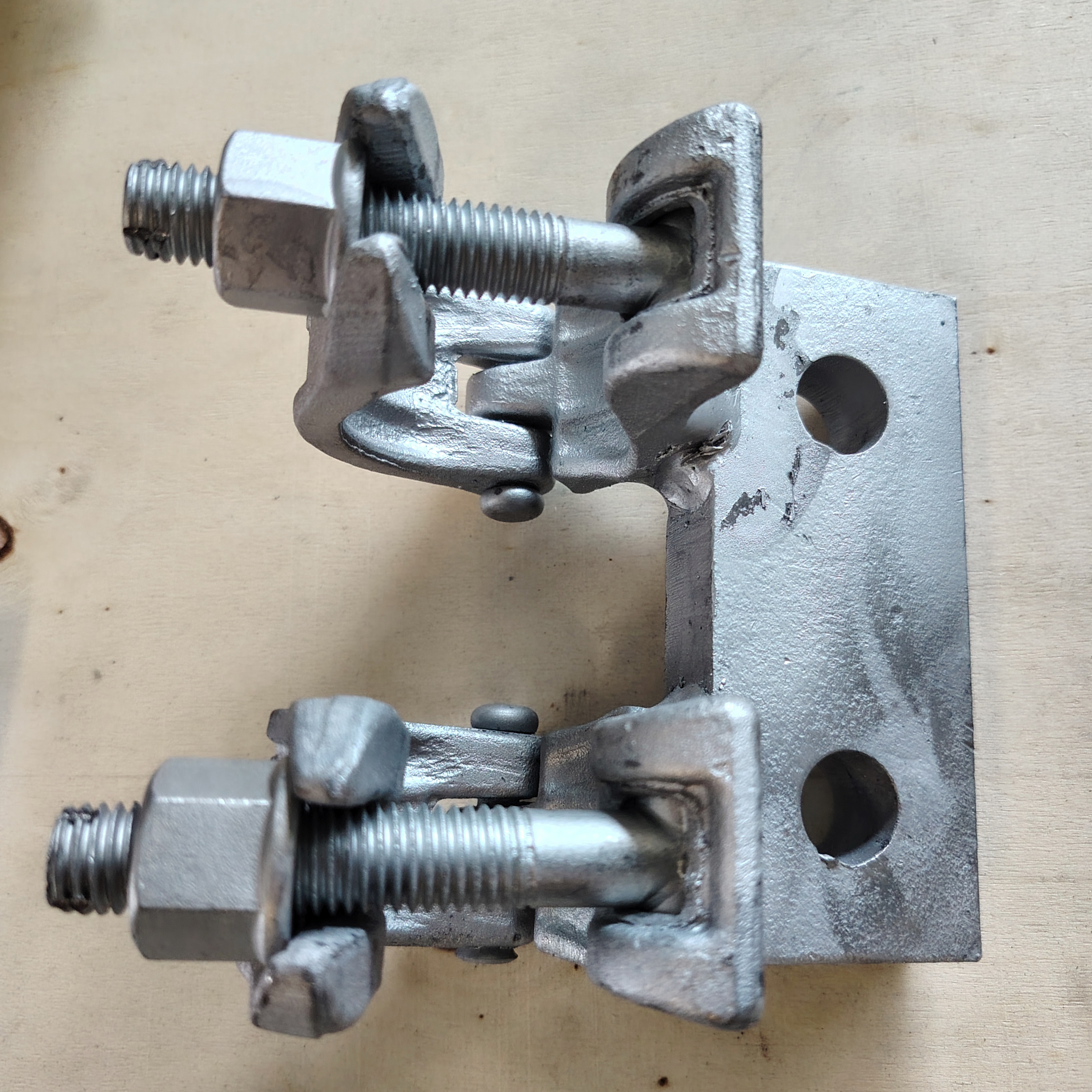 Abrazadera de andamio de forma especial con base personalizada