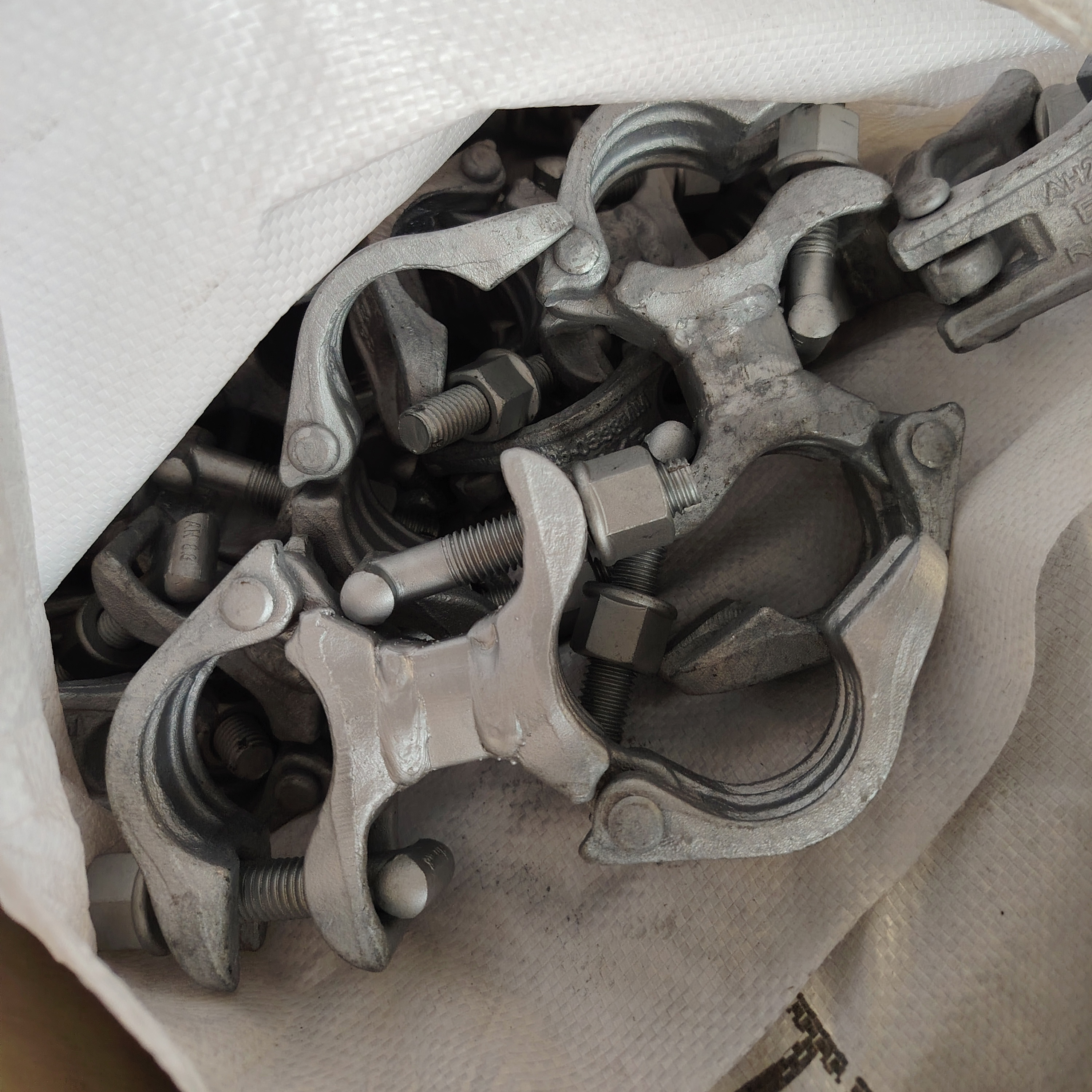 Дистанционная муфта — зажим для лесов специальной формы 98 мм