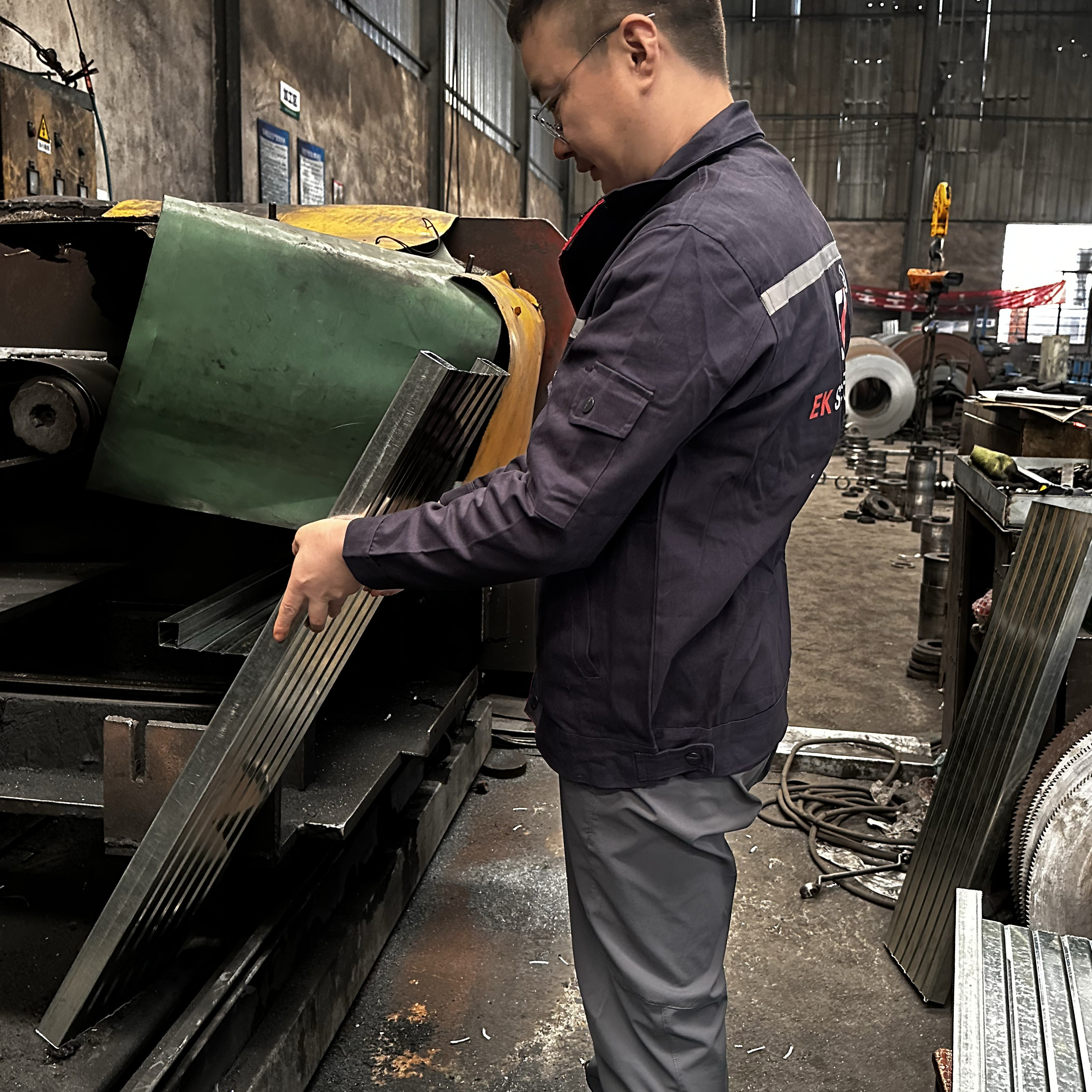 закрытая стальная планка 