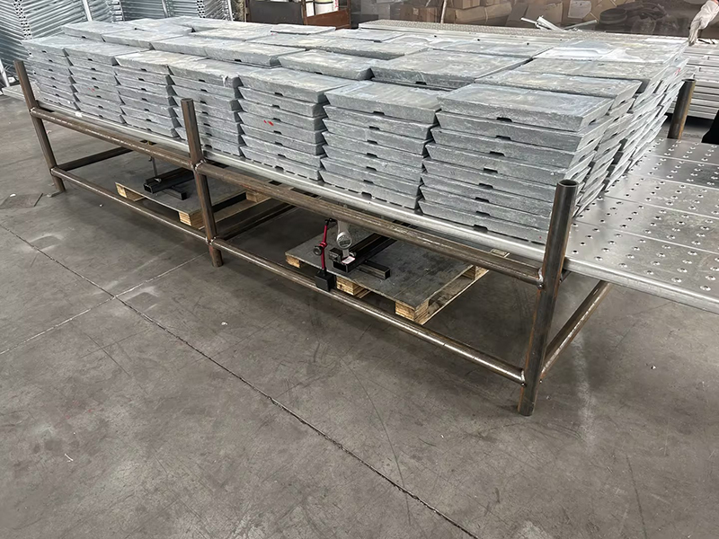 Deformaci&oacute;n y desplazamiento de una tabla de andamio cerrada de 4 metros de largo bajo una carga de 5,6 toneladas.