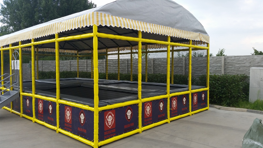 Parque de trampolim ao ar livre com vários jogos