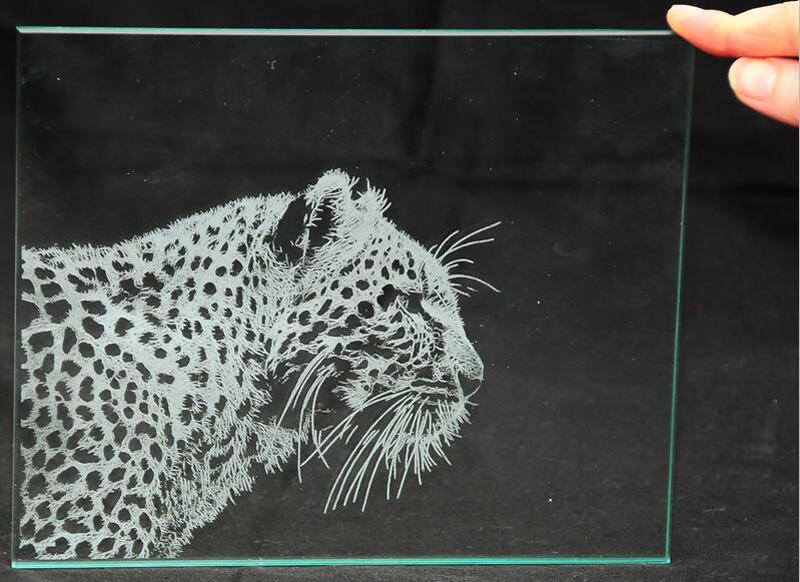 marca del laser del CO2 sobre el vidrio