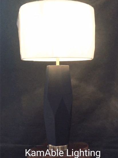 Великолепная современная настольная лампа из черного граненого металла в спальне (BEST-T17-113)