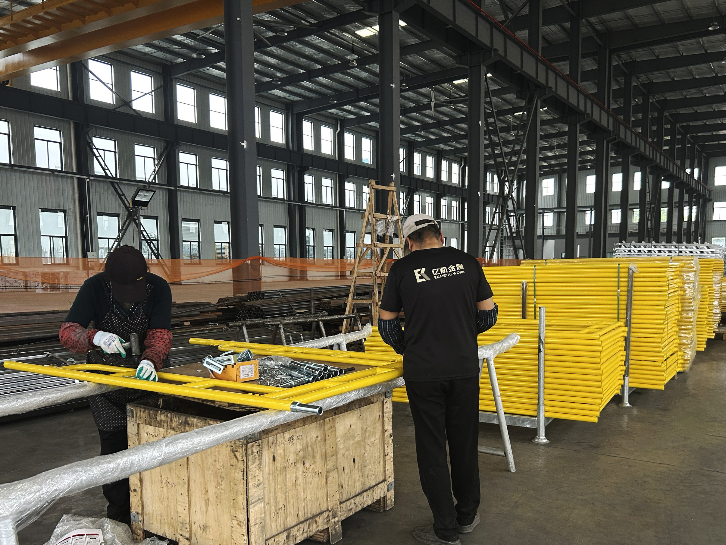 Caminar a trav&eacute;s de un andamio 