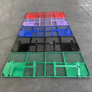 Люк для строительных лесов разных цветов