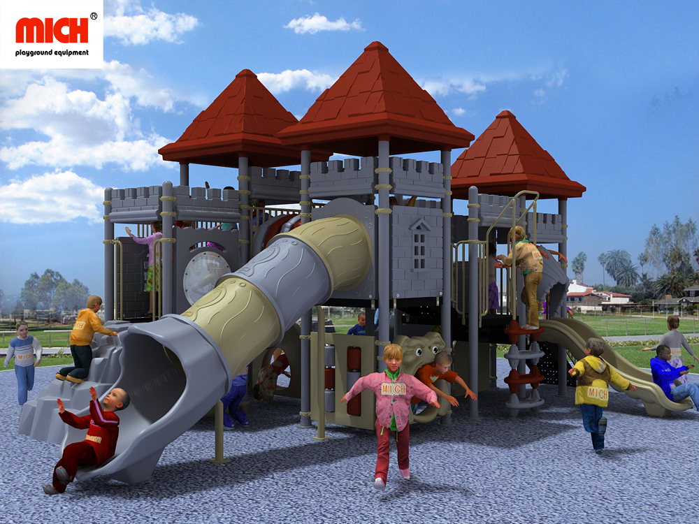 Niños con temática de castillos personalizadas en el patio de recreo al aire libre
