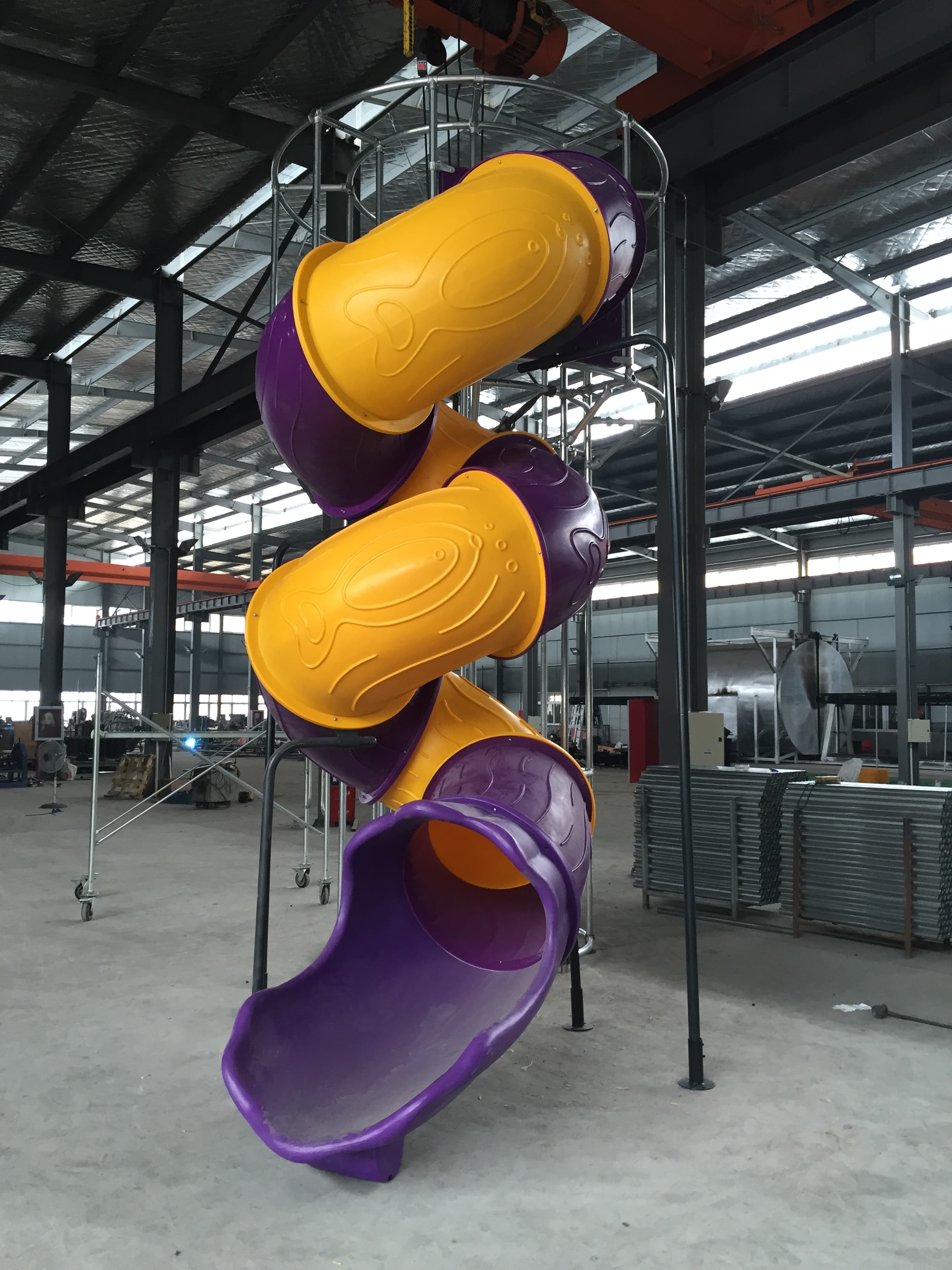 Diapositivas de espiral de tubo de plástico en el patio de recreo interior por China