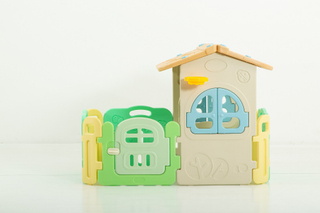 Casa de juegos de plástico para niños con valla