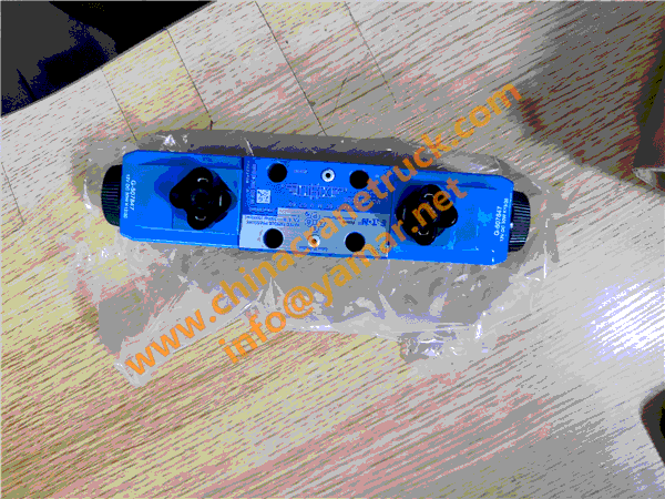 XS120 road roller Directional Valve (1)