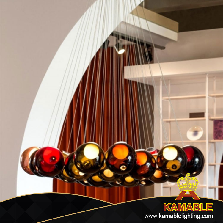 Декоративный подвесной светильник специальной конструкции со стеклянным шаром на вилле (KA1310S-1)