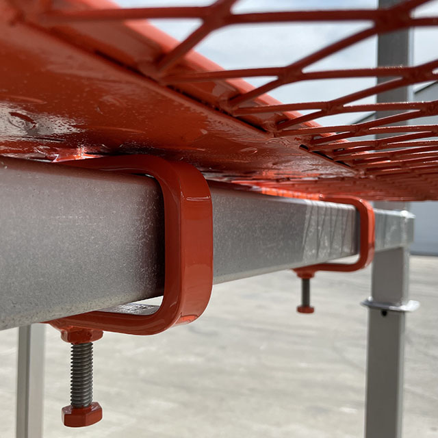 粉涂了脚手架陷阱门