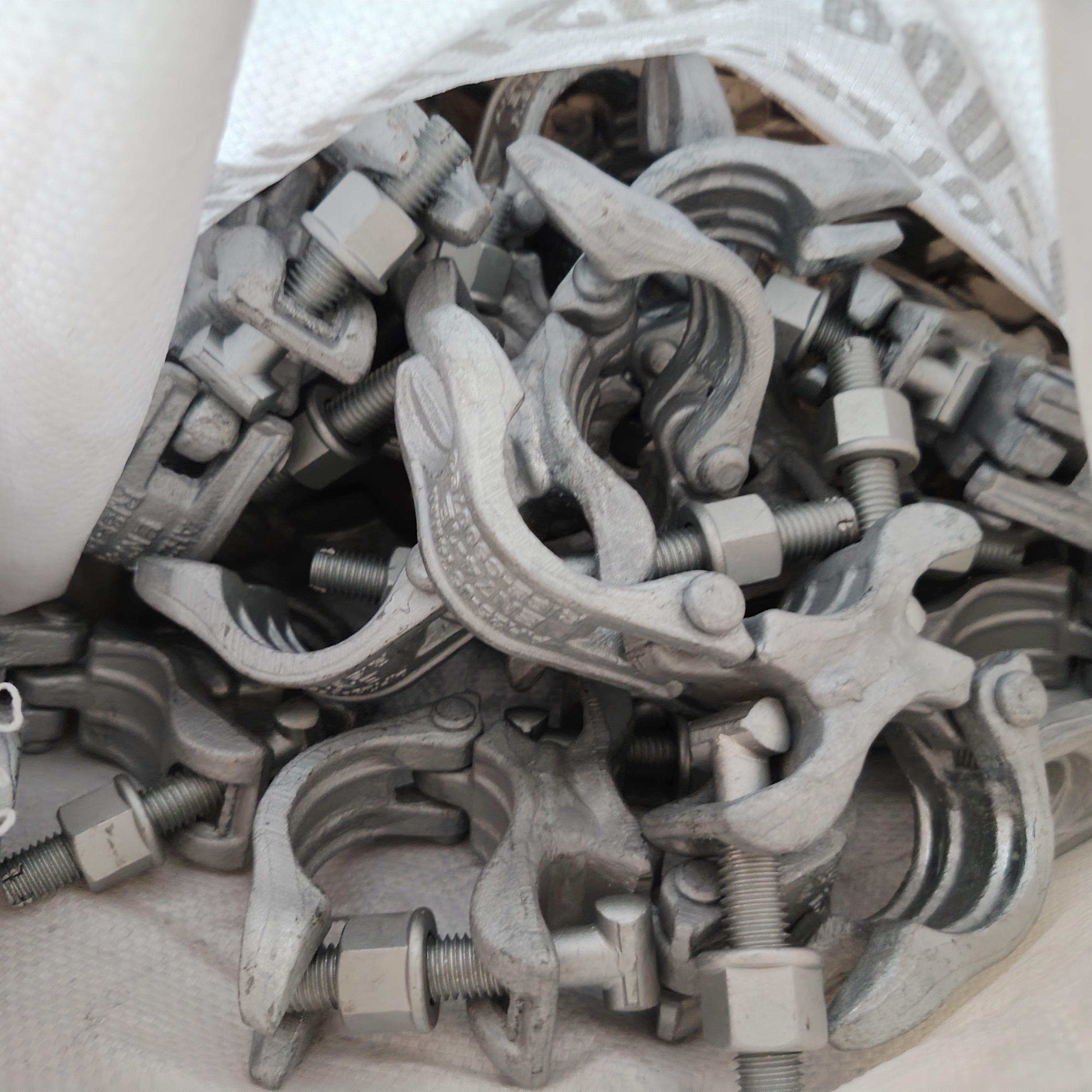 Дистанционная муфта — зажим для лесов специальной формы 74 мм