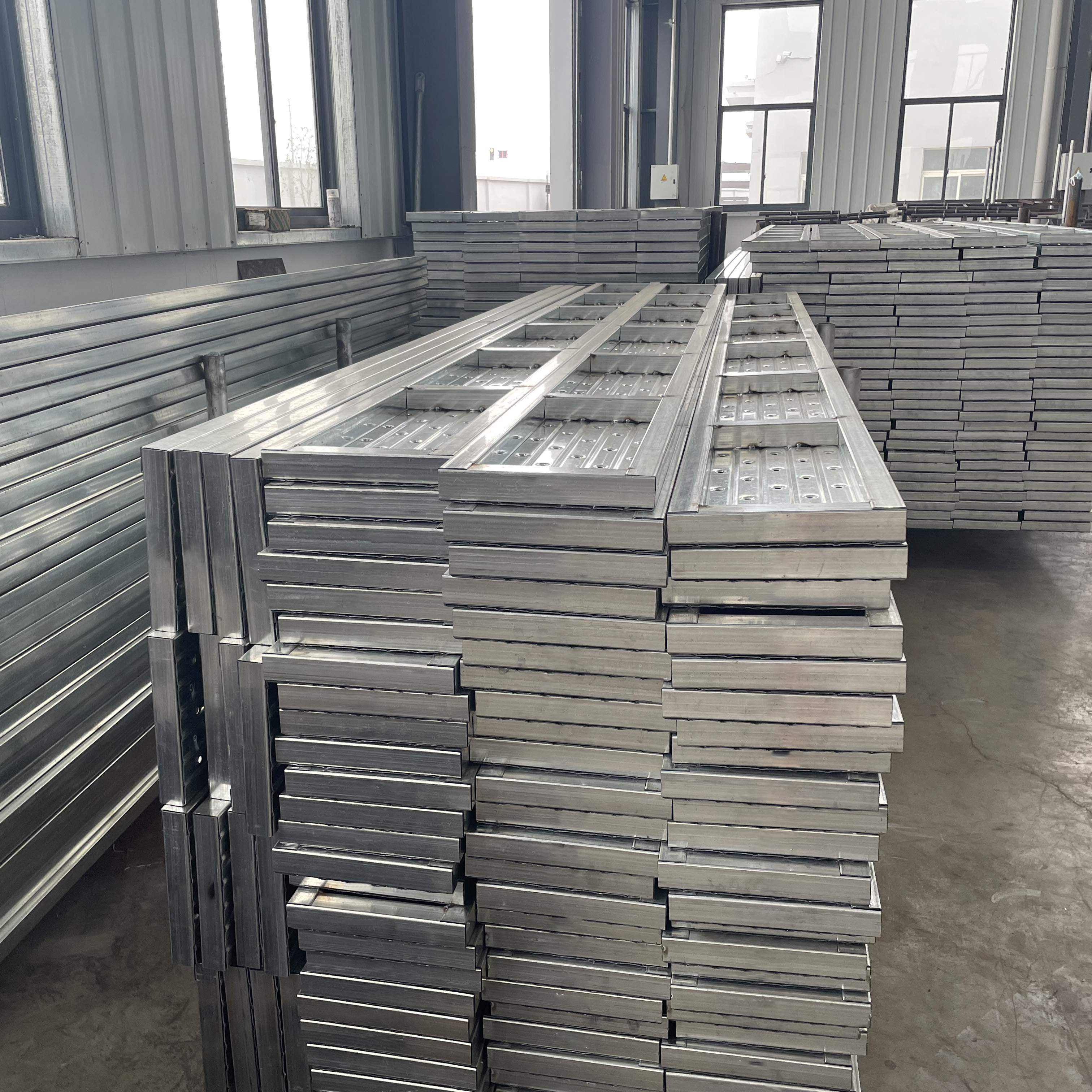 Закрытая стальная планка