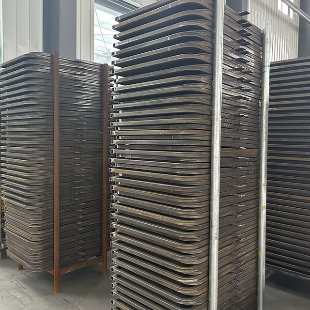 Im&aacute;genes de producci&oacute;n de puerta de acceso con escalera reversible