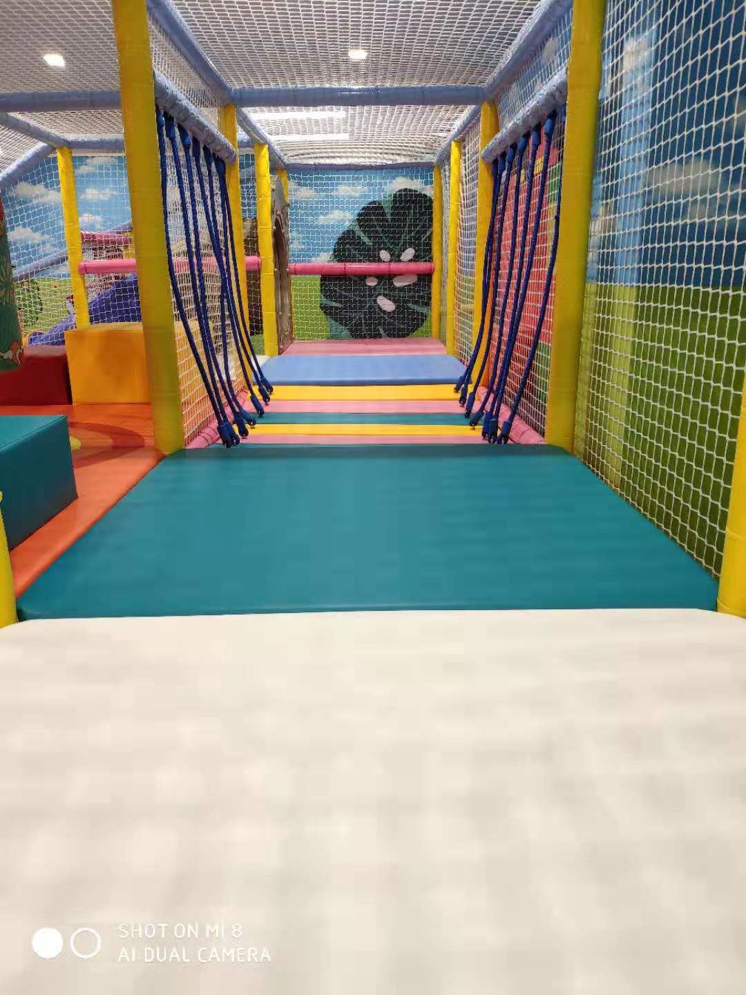 Espaço com tema de playground interior macio